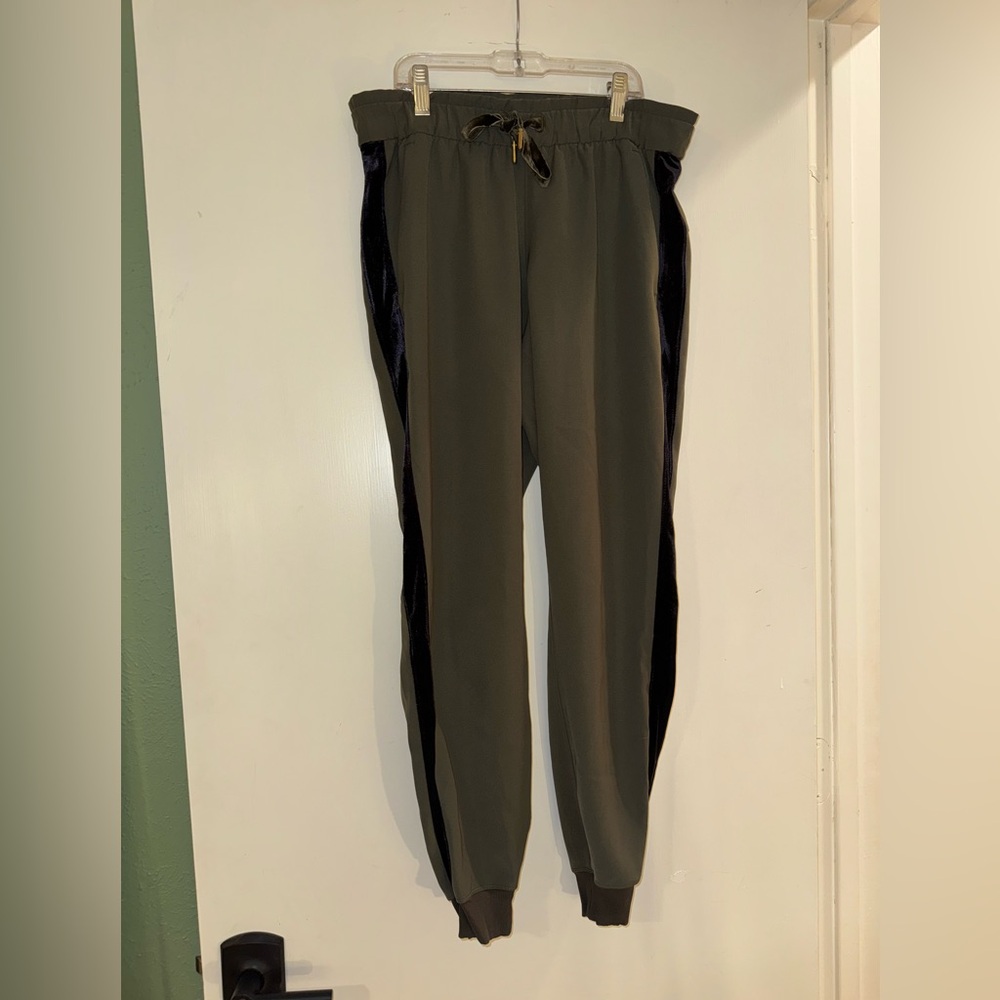RARE Lululemon Olive w/ Black Velvet Strip Women’s Joggers [SIZE 6]
